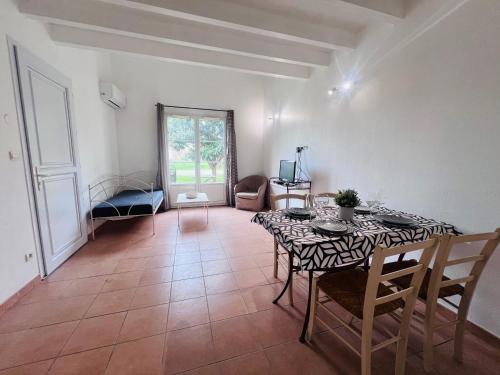 ガラルグ・ル・モンテュにあるLa villa De Lina 202 -Self Check In -の部屋の中にテーブルと椅子があるダイニングルーム
