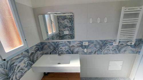 een badkamer met een wastafel en een spiegel bij Villa Duna Verde in Duna Verde
