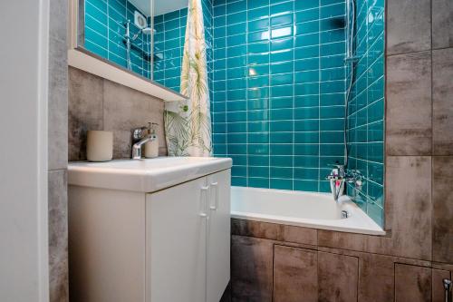 un baño con lavabo y bañera en Happy Heart Hideaway, en Bucarest
