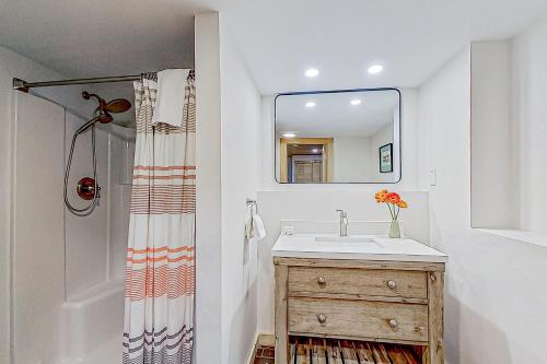 Alton Bay的住宿－Fantasia，一间带水槽和镜子的浴室