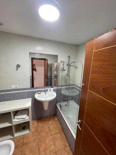 bagno con lavandino, doccia e vasca di Aeren House a Corralejo