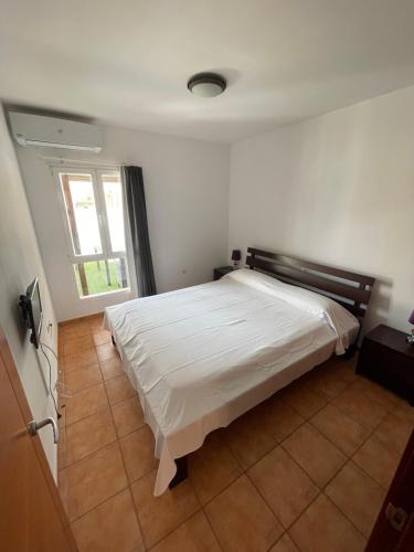 una camera con un grande letto bianco di Aeren House a Corralejo