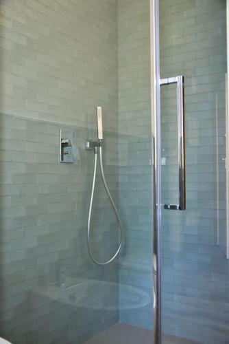 ein Bad mit einer Dusche und einer Glastür in der Unterkunft Sky & Vineyards - Mora - in La Morra