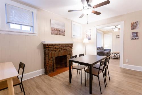 - un salon avec une table et une cheminée dans l'établissement New Listing - 1 Bed House experienced super host, à Bellevue