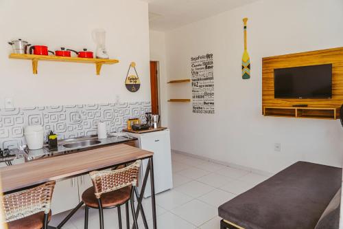 eine Küche mit einer Theke, einer Spüle und einer Arbeitsplatte in der Unterkunft Chale c otima localizacao e Wi-Fi em Parnaiba PI in Parnaíba
