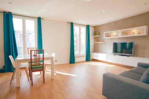 un salon avec une table et un canapé dans l'établissement Paris15em Charles Michels Appartement, à Paris