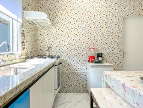 Η κουζίνα ή μικρή κουζίνα στο Casa c otima localizacao e Wi-Fi em Bertioga SP