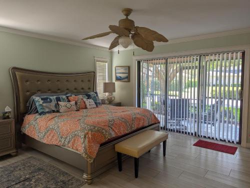 um quarto com uma cama e uma ventoinha de tecto em LUX VILLAs on beautiful Palmer Ranch em Vamo