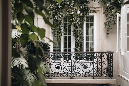 a wrought iron bench in front of a window at Nima Local House Hotel & Spa in Mexico City