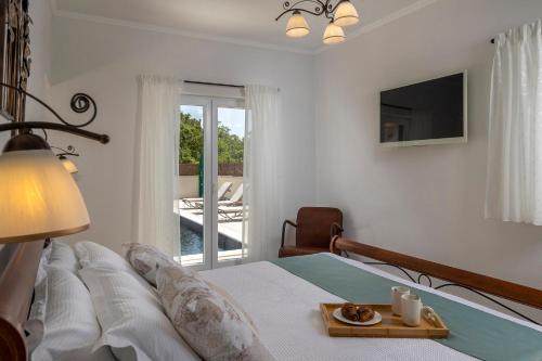 ein Schlafzimmer mit einem Bett, auf dem ein Tablett mit Essen steht in der Unterkunft Villa Jakov in Murvica