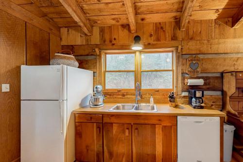 Η κουζίνα ή μικρή κουζίνα στο Gold Creek Cabin