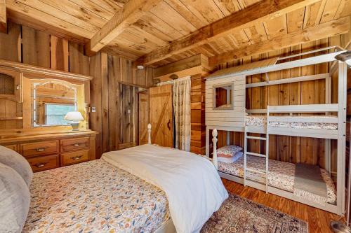 Ένα ή περισσότερα κρεβάτια σε δωμάτιο στο Gold Creek Cabin