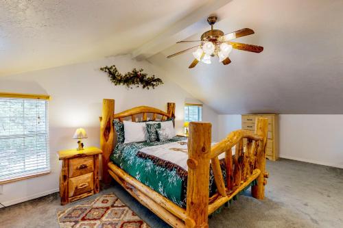 um quarto com uma cama e uma ventoinha de tecto em Sleepy Bear em Big Bear City
