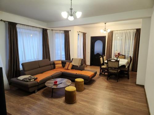 - un salon avec un canapé et une table dans l'établissement Casa CLO, à Sighetu Marmaţiei