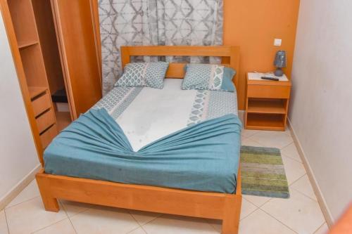 a small bedroom with a bed and two night stands at Paris Hotel in Praia
