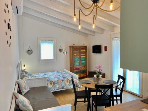 Cette chambre comprend un lit, une table et des chaises. dans l'établissement Il Casaletto - Guest House, à Terni