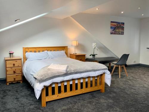 a bedroom with a large bed with a desk and a desk at Stunning 5Bed House in Birmingham contractors also in Birmingham