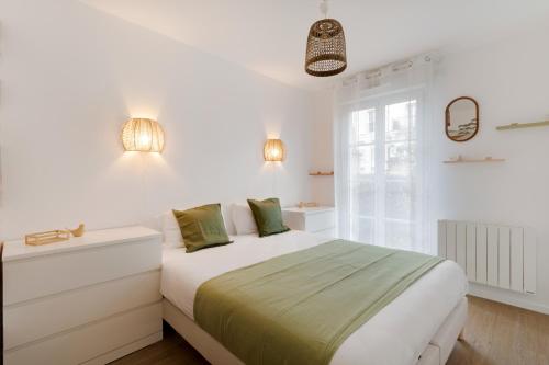 ein weißes Schlafzimmer mit einem Bett und einem Fenster in der Unterkunft La Serrisienne 8 - Val d'Europe - Disneyland Paris - 8 à 10 Personnes in Serris