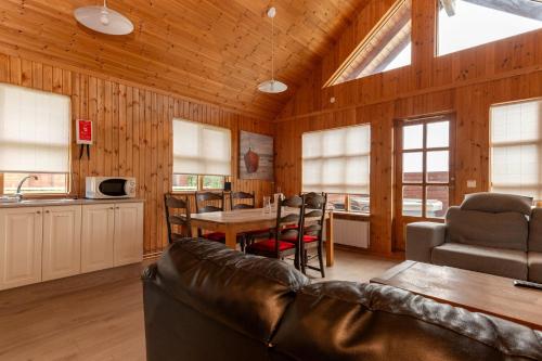 een woonkamer met een bank en een tafel bij Gladheimar Cottages in Blönduós