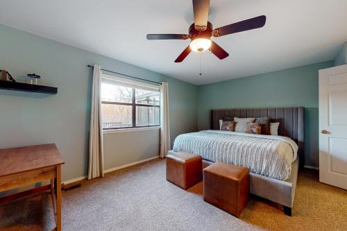 um quarto com uma cama e uma ventoinha de tecto em Lakeside Life em Rogers