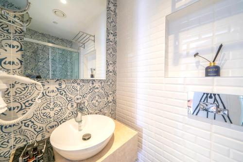 Ένα μπάνιο στο Noa Suite Hotel Only Adult