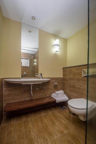 Un baño de Taarifa Suites by Dunhill Serviced Apartments