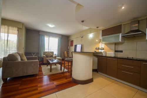 Una cocina o zona de cocina en Taarifa Suites by Dunhill Serviced Apartments