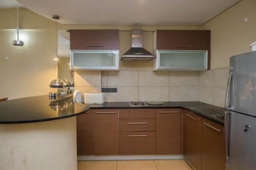 Una cocina o zona de cocina en Taarifa Suites by Dunhill Serviced Apartments