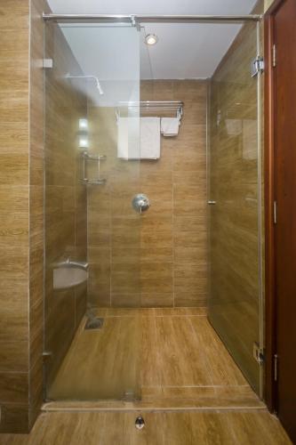 Un baño de Taarifa Suites by Dunhill Serviced Apartments