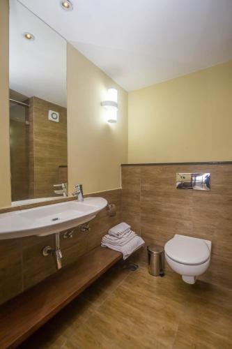 Un baño de Taarifa Suites by Dunhill Serviced Apartments