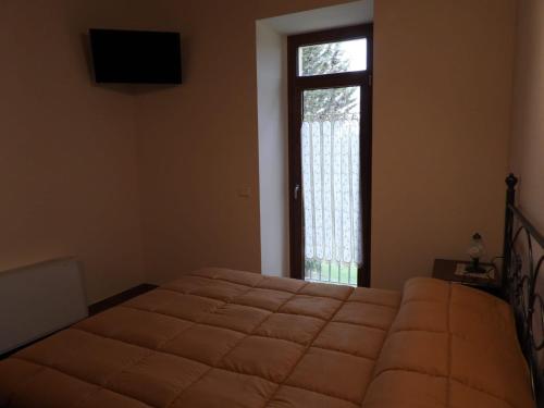 a bedroom with a large bed and a window at Tenuta Barone in Duronia