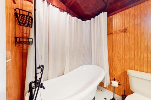 une salle de bain avec une baignoire blanche à côté d'une fenêtre dans l'établissement Riverside Cottages, à Bonita Springs