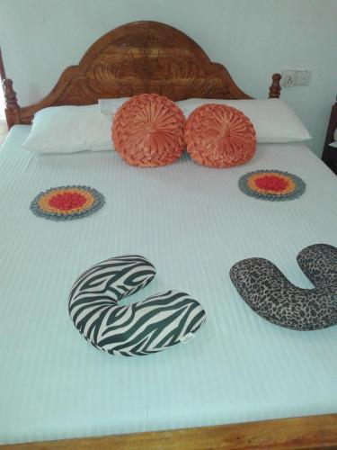 Una cama o camas en una habitación de Lak Nilla Guest House