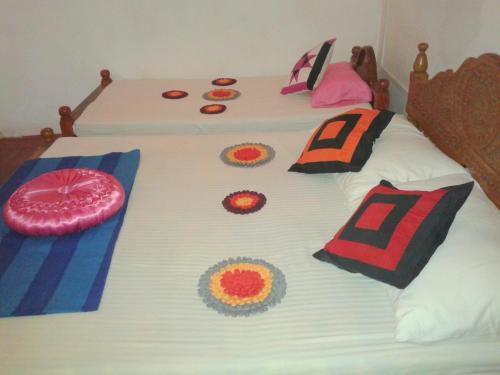 Una cama o camas en una habitación de Lak Nilla Guest House