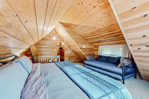 a bedroom with a bed and a couch in a room at Wy'East Rest in Welches