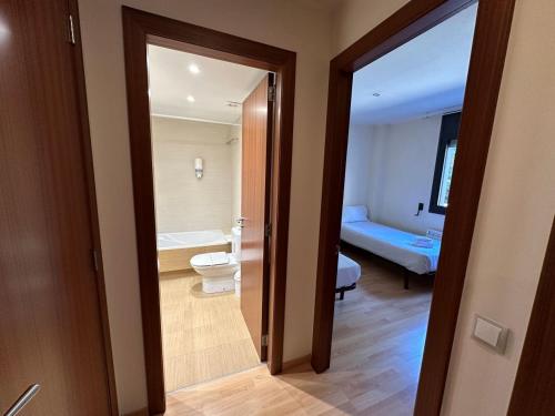 a room with a bathroom with a toilet and a bed at Apartament La Solana del Tarter 5p - El Tarter - Zona Grandvalira in Sant Pere