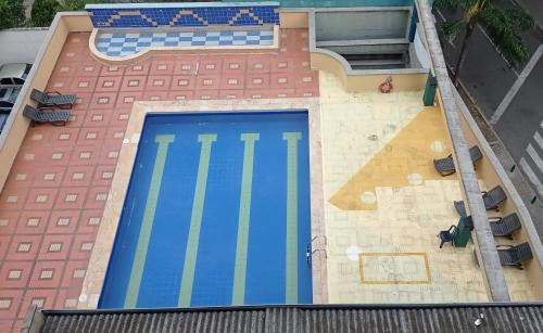 an overhead view of a building with a swimming pool at Hermoso Apartamento Ubicado en Zona Céntrica de Medellín in Medellín