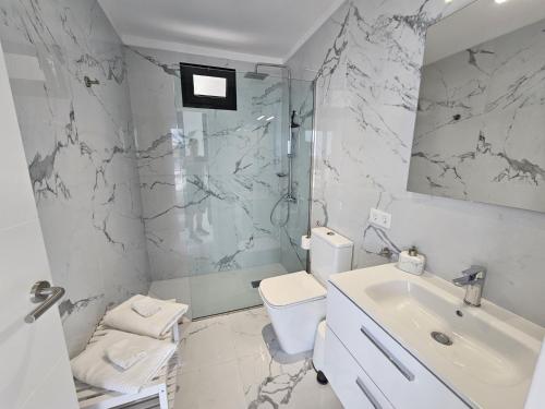 Vannituba majutusasutuses Monina Bungalow