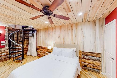 sypialnia z łóżkiem i wentylatorem sufitowym w obiekcie Ponderosa Pine Place w mieście Flagstaff