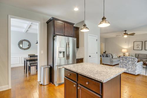 エイキンにあるSpacious Aiken Home about 8 Mi to Downtown!のキッチン(冷蔵庫付)、リビングルーム
