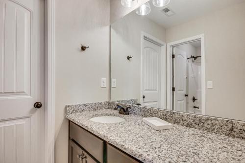 エイキンにあるSpacious Aiken Home about 8 Mi to Downtown!の洗面台と鏡のあるバスルーム