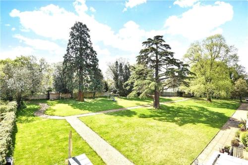una imagen de un parque con árboles y césped en LONDON HEATHROW GLAMOUR MANSION HOUSE, en Uxbridge