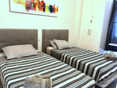 duas camas sentadas uma ao lado da outra num quarto em Apartamento de lujo en Torre del Sol, Playa de las Américas em Arona