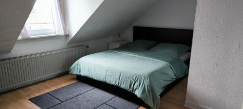 - une petite chambre mansardée dans l'établissement PRIVATE ROOM in a Shared Cozy Flat, à Düsseldorf