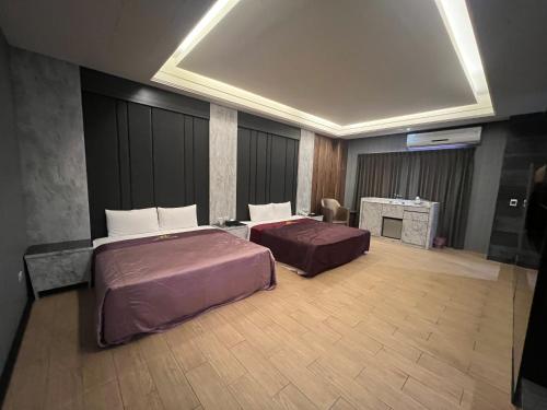 a hotel room with two beds in a room at 亞曼尼汽車旅館-頭份館 in Toufen