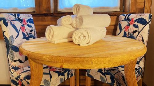 a wooden table with towels on top of it at Locanda Al Cacciatore in Nervesa della Battaglia