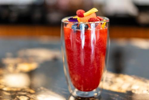 a drink in a glass sitting on a table at HOTEL BOUTIQUE CASONA 65 in Puebla