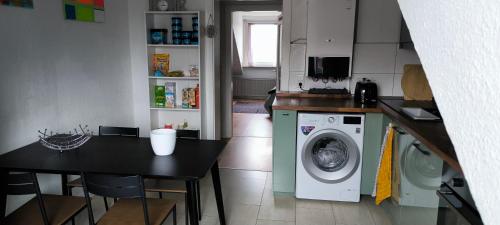 Кухня или кухненски бокс в PRIVATE ROOM in a Shared Cozy Flat