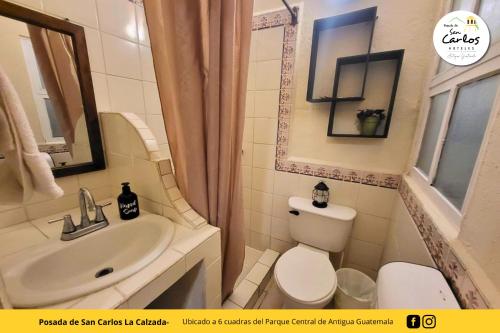 Baño pequeño con aseo y lavamanos en Posada de San Carlos La Calzada, en Antigua Guatemala