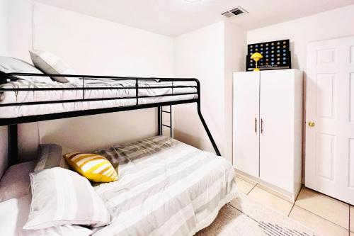 - une chambre avec des lits superposés dotés d'oreillers jaunes et blancs dans l'établissement Casa Di Sofia, à Palm Springs